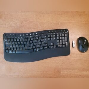 Microsoft Wireless Comfort 5050 Keyboard and Mouse combo **FRENCH Keyboa…
